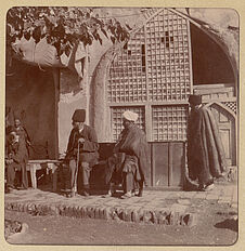 Elisabethpol, autour de la mosquée [hommes assis et debout]