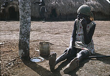 Sans titre [vieille femme gbaya assise à côté du mât du campement lors du…