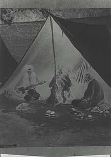 Soldats sous une tente