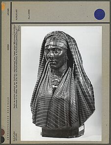 Buste en marbre, femme mulâtresse noire, trois-quarts