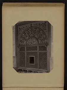 Delhi, marble screen in the Sumon Burj or Queen's Baths