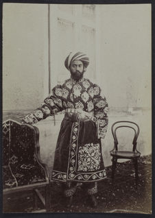 Bey de Tchardjoui [portrait d'un homme richement vêtu]