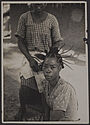 Séance de coiffure. Yaoundé, Cameroun