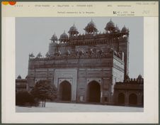 Portail monumental de la mosquée