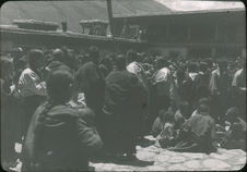 Foule tibétaine dans la cour du monastère de Taofu