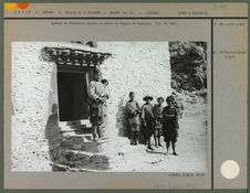 Groupe de Tibétains devant la porte du temple de Lakonra