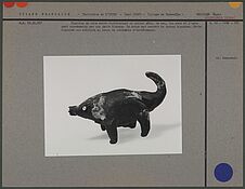 Figurine en cire noire représentant un animal