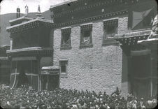 Foule tibétaine dans la cour du monastère de Taofu