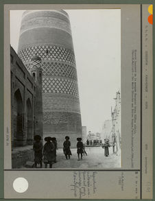 Minaret inachevé de la mosquée Madamire Khan