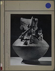 Vase en céramique, deux personnages dont une femme filant