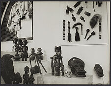 Sans titre [Vue d'objets dans une salle d'exposition du musée de la Côte…