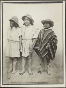 Equateur. Groupe de 3 indiens d'Otavalo