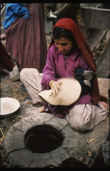 Femme préparant des galettes de pain