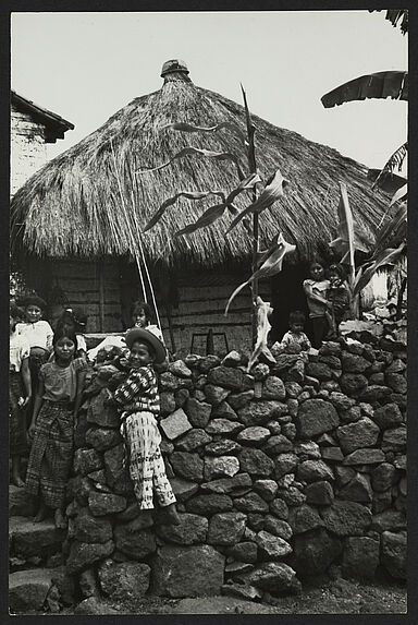 San Pedro-la-Laguna, enfant Zutujil devant une maison couverte d'une poterie
