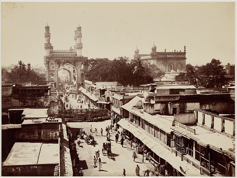 Hyderabad - Rue principale et minaret Charminar au centre