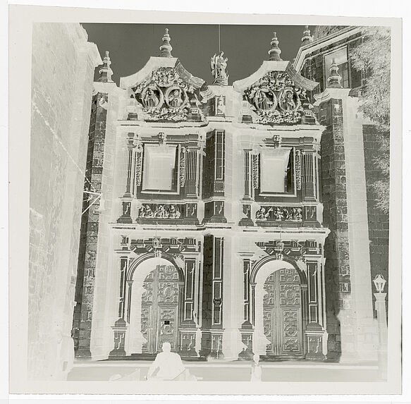 Façade d'église coloniale [façade du Templo de Santa Rosa de Lima à Morelia]