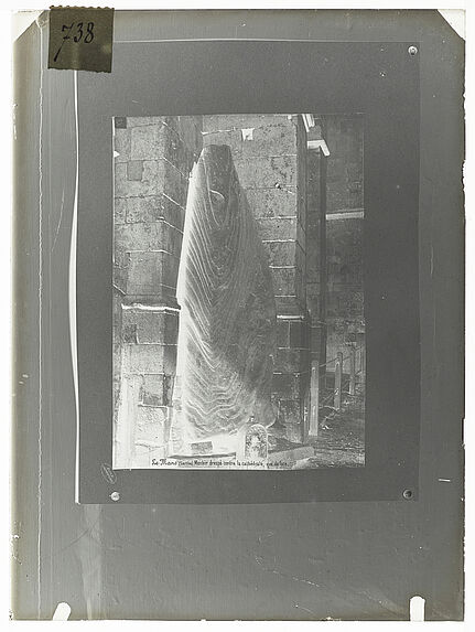 Le Mans (Sarthe) Menhir dressé contre la cathédrale, vue de face