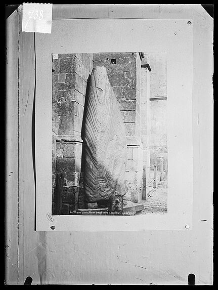 Le Mans (Sarthe) Menhir dressé contre la cathédrale, vue de face