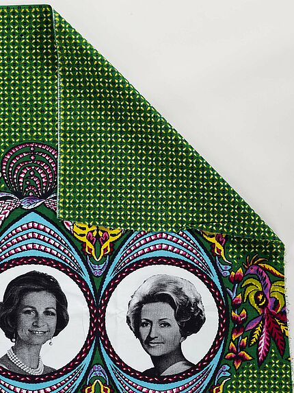 Coupon de pagne imprimé à l’occasion de la visite officielle du roi d’Espagne Juan Carlos Ier (né en 1938) au Sénégal, avec les portraits de Colette Senghor, épouse du président du Sénégal Léopold Sédar Senghor (1906– 2001) et de Sophie de Grèce, épouse de Juan Carlos Ier