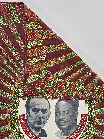 Coupon de pagne imprimé pour la visite officielle du président de la République française Valéry Giscard d'Estaing au Cameroun et sa rencontre avec Ahmadou Ahidjo, président de la République du Cameroun