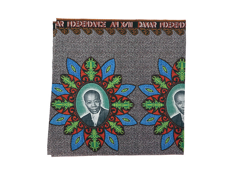 Coupon de pagne imprimé pour le 18e anniversaire de l’indépendance du Sénégal avec le portrait de Léopold Sédar Senghor (1906– 2001), président de la République du Sénégal de 1960 à 1980