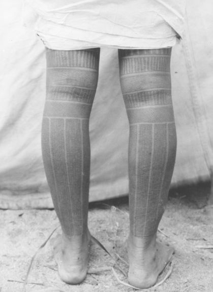 Femme aux jambes tatouées