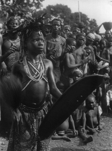 Danses guerrières par une fillette