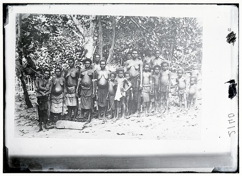 Groupe de femmes et d'enfants de l'île Mélé