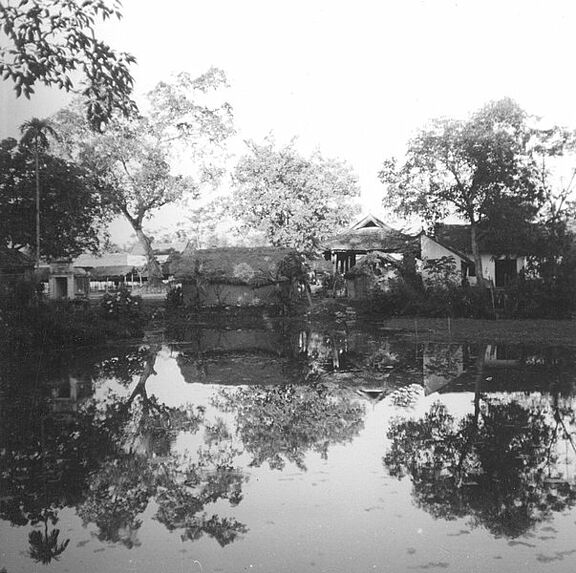 Village annamite au bord d'un cours d'eau