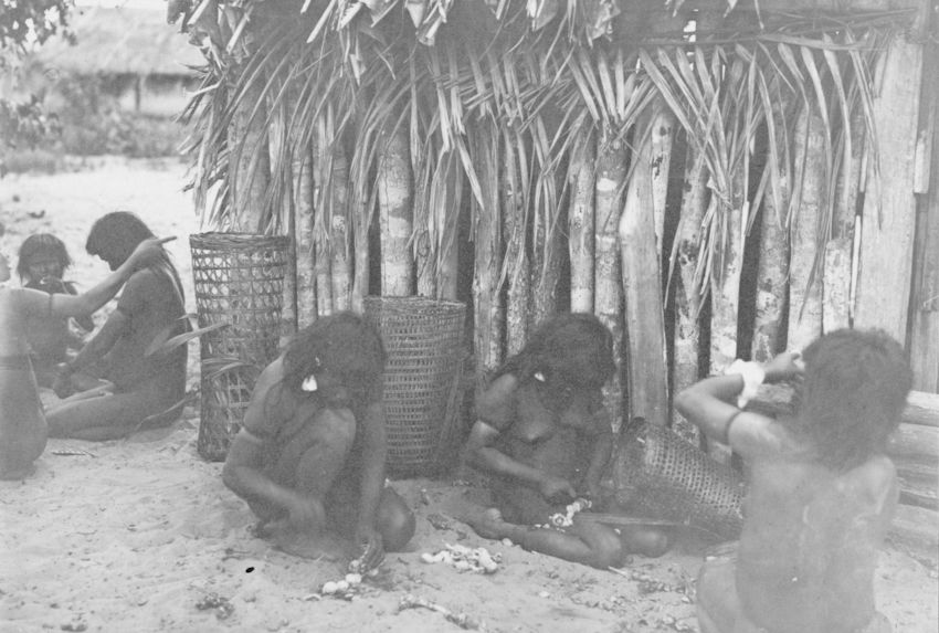 Indiens Nambicuara au repos mangeant des fruits