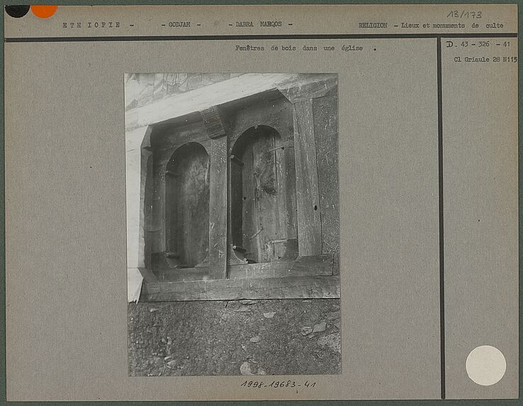 Fenêtre de bois dans une église