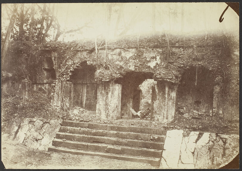 Palenque. Façade occidentale du premier batiment et intérieur de la cour du palais