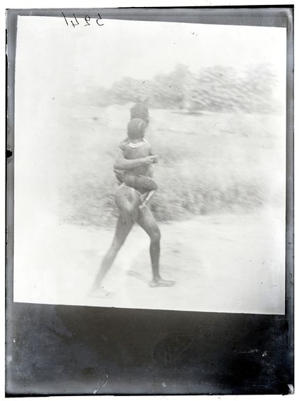 Femme de Boumba portant son enfant