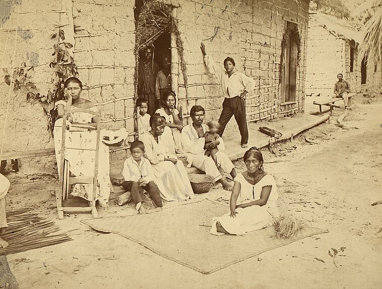 Famille Tapuya à la porte de sa maison