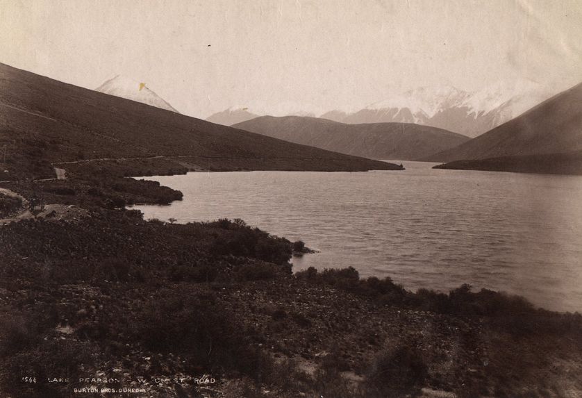 Le lac Pearson et la route de la côte Ouest