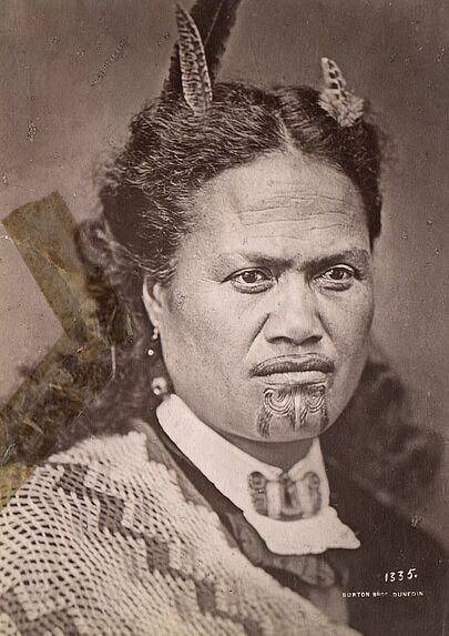 Femme Maori avec un tatouage au menton