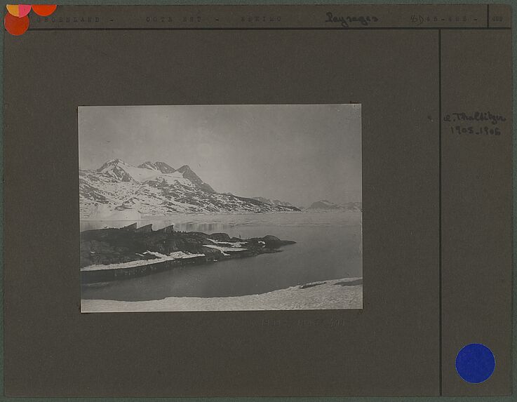 Le fjord d'Ammasalik - Emplacement de tentes sur un promontoire.