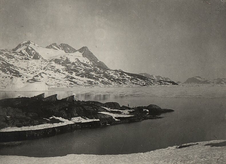 Le fjord d'Ammasalik - Emplacement de tentes sur un promontoire.