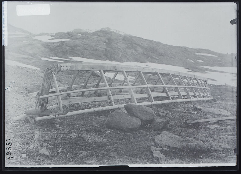 Construction de la charpente en bois d'un umiak