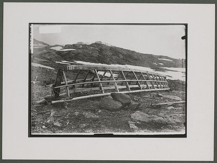 Construction de la charpente en bois d'un umiak