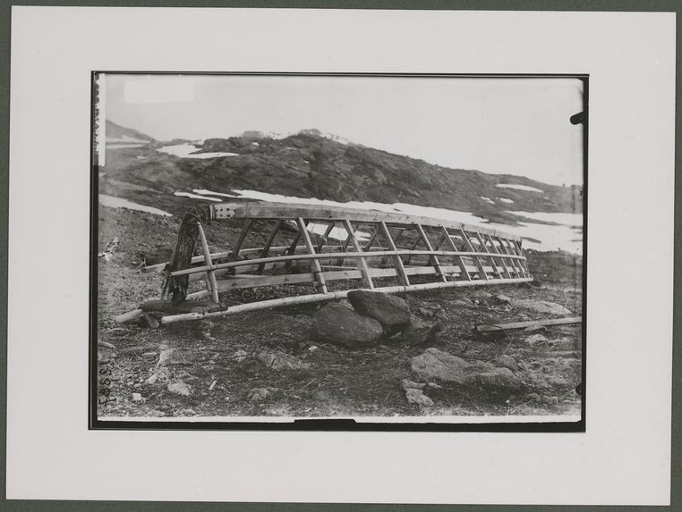 Construction de la charpente en bois d'un umiak