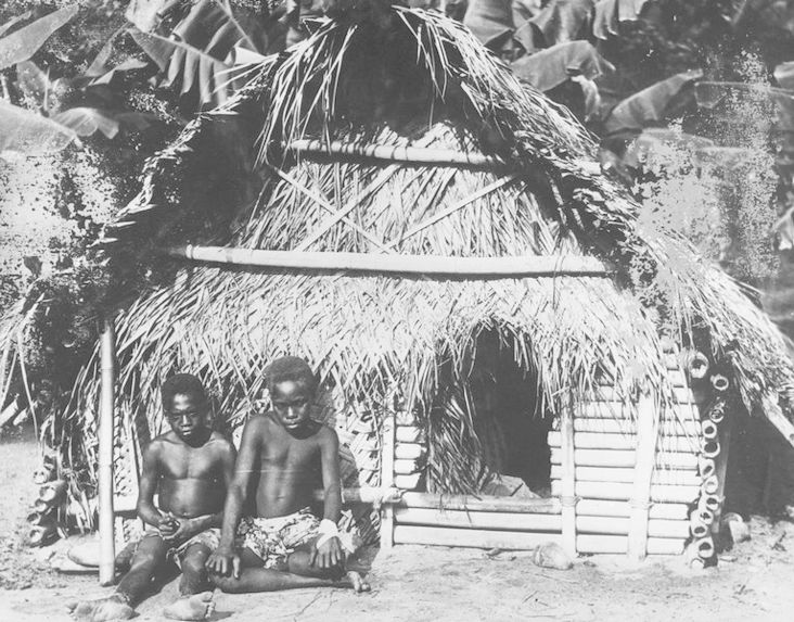 Jeunes canaques devant une case en bambou