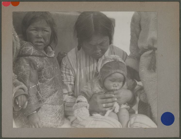 Femmes et enfants eskimo