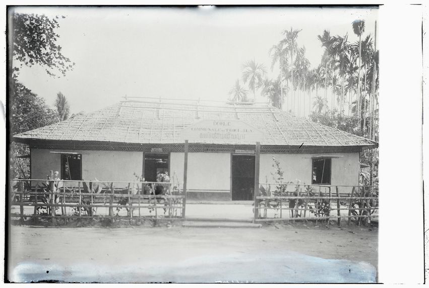 Ecole communale de Teou Ha (Kandal) en torchis et enpaillote construite par les habitants