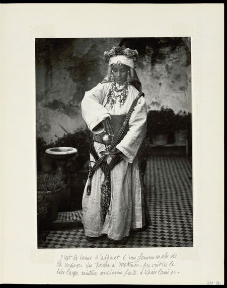 C'est la tenue d'apparat d'une femme arabe de la maison du Pacha à Meknès