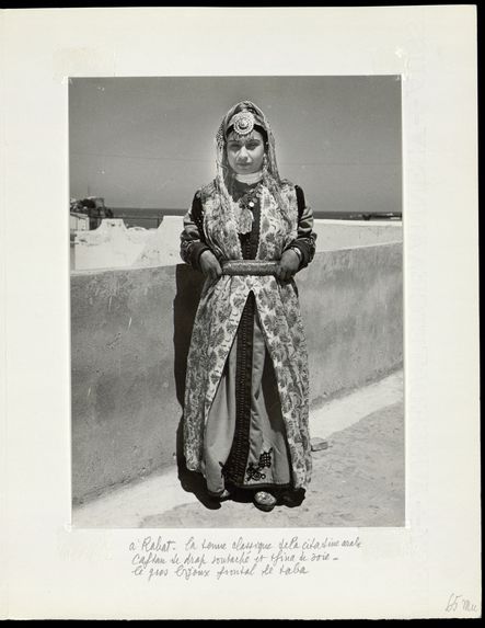 A Rabat. La tenue classique de la citadine arabe