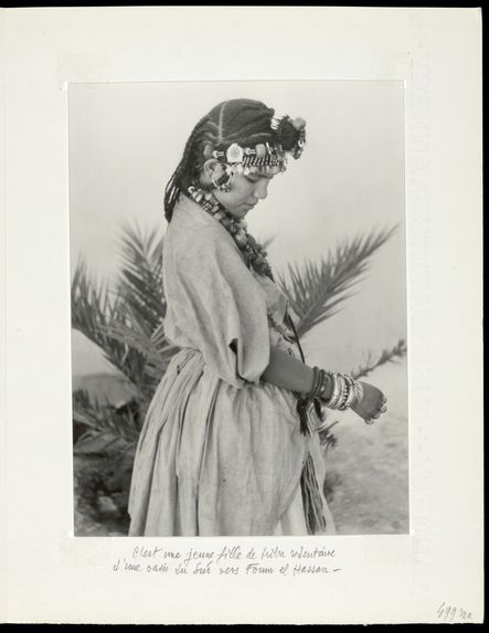 C'est une jeune fille de tribu sédentaire d'une oasis du sud vers Foum el Hassan