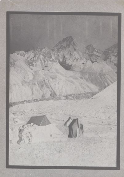 Camp de Madame David-Néel près les hauts pics du Kintchindjinga