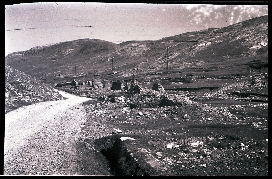 Bande-film de 6 vues concernant la route centrale. Pampa de Junin et Cerro de Pasco. Anciennes installations minières.