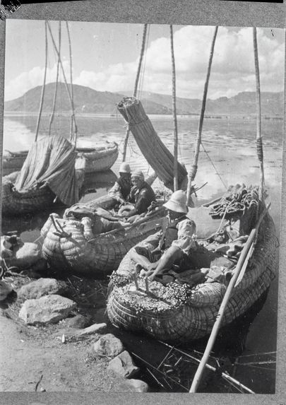 Pêcheurs indiens sur leurs barques de jonc